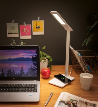 Logotrade Werbegeschenke das Foto: 5W Wireless Charging Schreibtischlampe