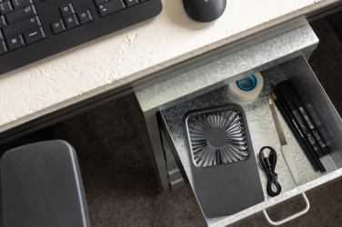 Logotrade meened pilt: Aervina RCS taaskasutatud plastist laetav lauaventilaator