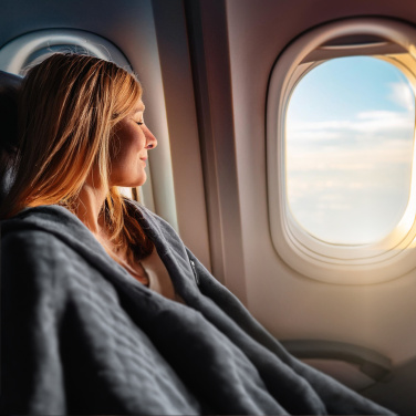 Logo trade mainoslahja ja liikelahja tuotekuva: Peitto ja tyyny 2 in 1 AMIATA Schwarzwolf