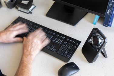 Logotrade firminės dovanos nuotrauka: „Aervina RCS“ perdirbto plastiko įkraunamas stalo ventiliatorius