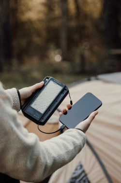 Logotrade reklaminės dovanos nuotrauka: „Nordic Drift Titan“ 10 000 mAh saulės energija varoma išorinė baterija su 3 panelėmis