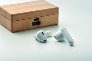 Лого трейд pекламные продукты фото: TWS earbuds in bamboo case