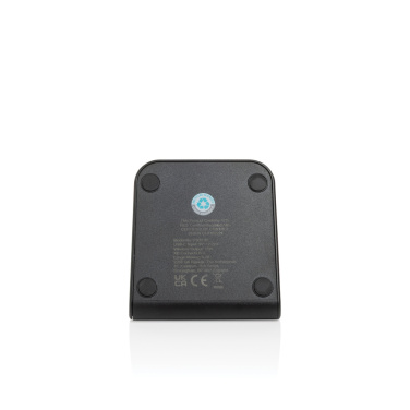 Лого трейд бизнес-подарки фото: Магнитное беспроводное зарядное устройство VoltPerch RCS мощностью 15 Вт из переработанного пластика