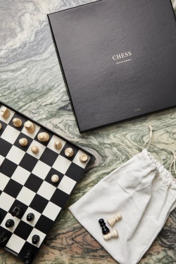 Logotrade presentreklam bild: VINGA Chess coffe table game