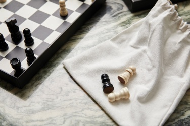 Logotrade reklamprodukter bild: VINGA Chess coffe table game