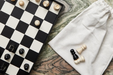 Logotrade reklamprodukter bild: VINGA Chess coffe table game