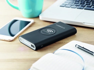 Logotrade kampanjprodukter bild: Trådlös power bank med typ C