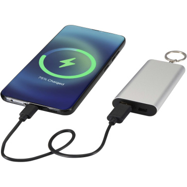 Logotrade kampanjprodukter bild: Arcturus 2 000 mAh powerbank i återvunnet aluminium med nyckelring